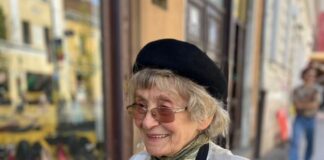 Povestea Mariei, eleganta profesoară de română care stârnește admirație și la 81 de ani